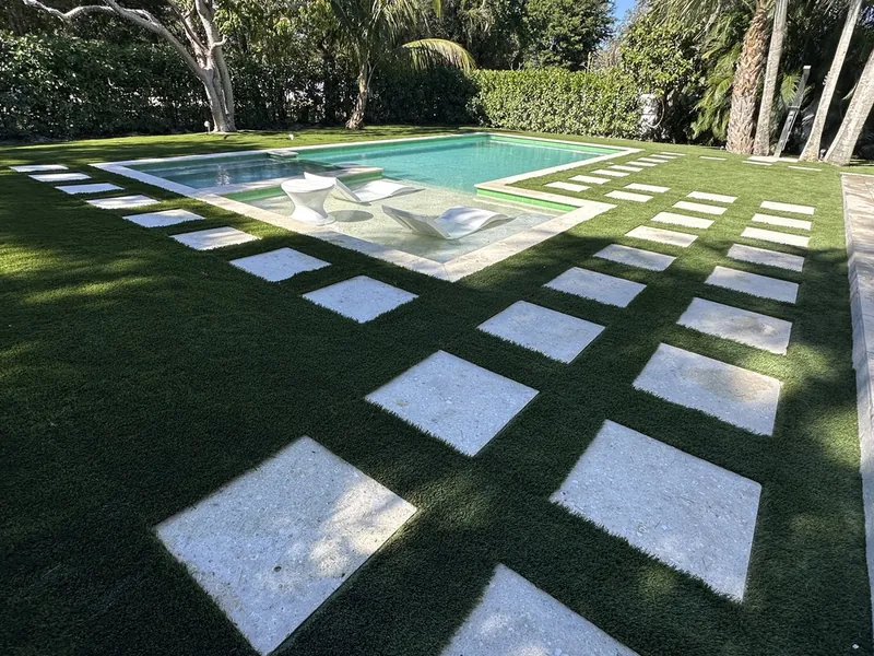Stepping pad grid in artificial turf around a Naples pool